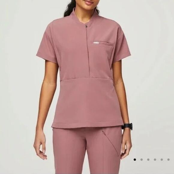 FIGS Tunis Tailored Scrub Top fionTECHNOLOGY in Mineral Mauve Women's Size Small - Picture 1 of 13